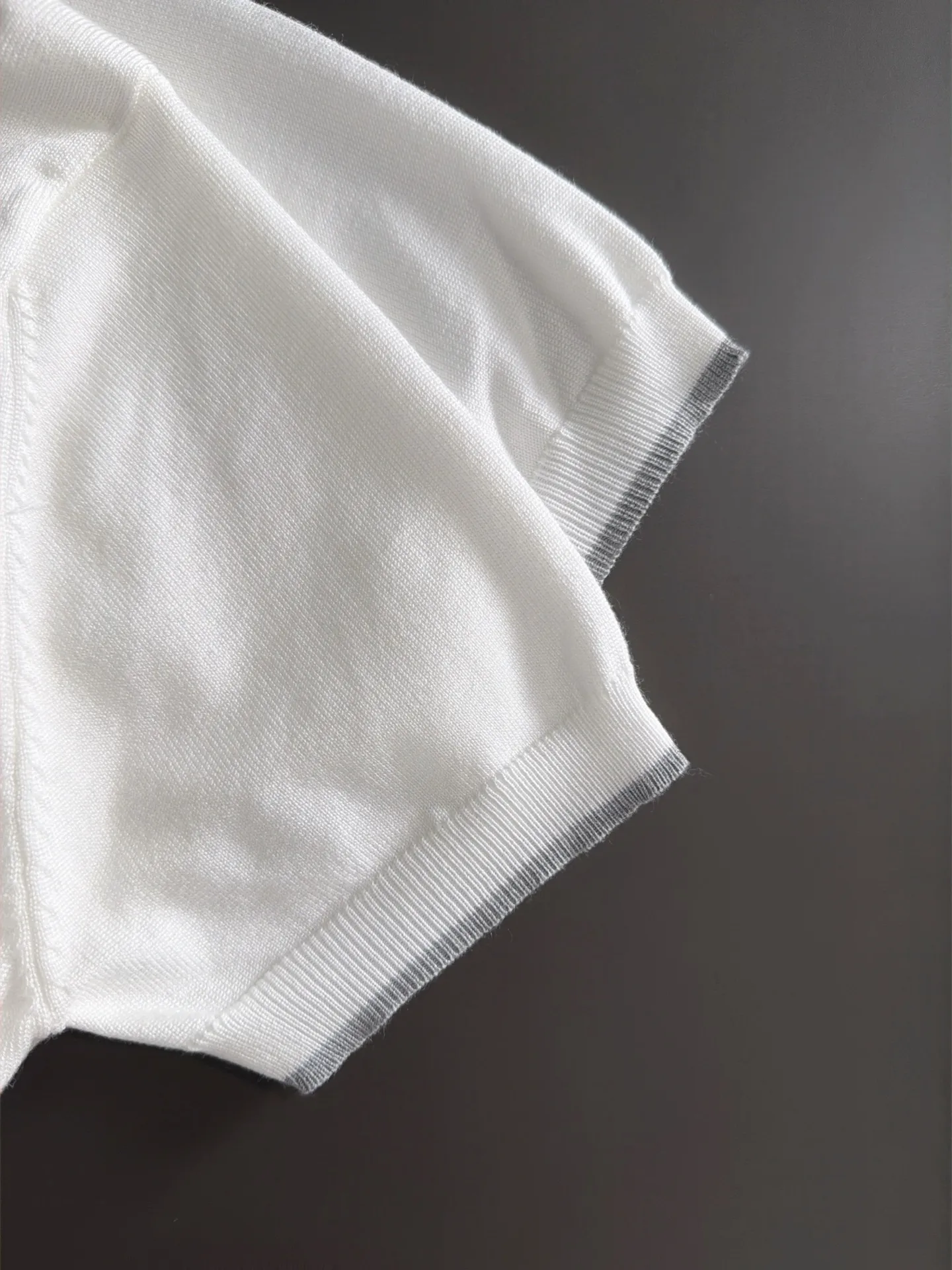 Next day shipment BC high quality-Brunello Cucineli 26ss New Arrival men's short-sleeved T-shirt. Like LP, it belongs to the same old-money style top brand. New Arrival is a top-notch brand. New Arrival Original men's casual short-sleeved. Made of combed cotton yarn knitted cotton-like fabric. Exclusive Premium custom-controlled raw materials. It feels substantial when weighed. The upper body is also more textured than ordinary T-shirts. Fashionable Versatile Hot Sale, skin-friendly and comfortable to wear, premium boutique, exquisite workmanship from Factory, great upper body, essential item for men, complete with three standards Sizes M-3XL